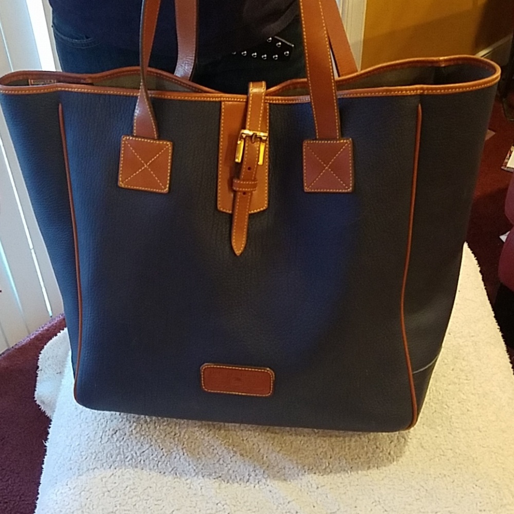 AUTHENTIC Dooney and Bourke Vintage Bucket bag
